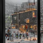 Northstay - The Grand L Luxurious L Location, Two Full Bathrooms * Tromsø