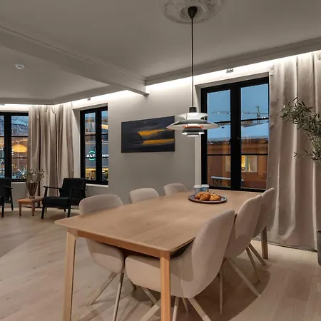 Northstay - The Grand L Luxurious L Location, Two Full Bathrooms Apartamento Tromsø