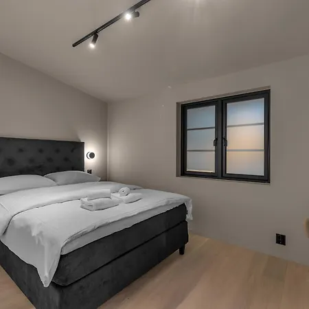 Northstay - The Grand L Luxurious L Location, Two Full Bathrooms