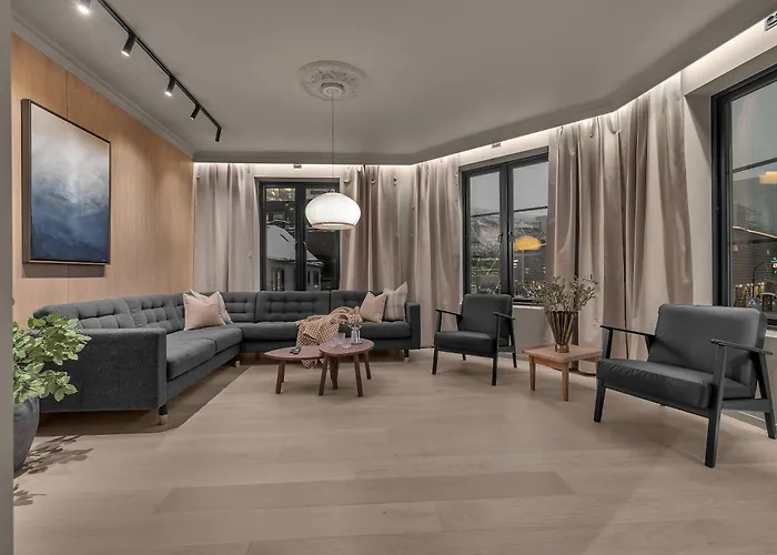 Northstay - The Grand L Luxurious L Location, Two Full Bathrooms *