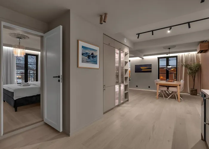 Northstay - The Grand L Luxurious L Location, Two Full Bathrooms