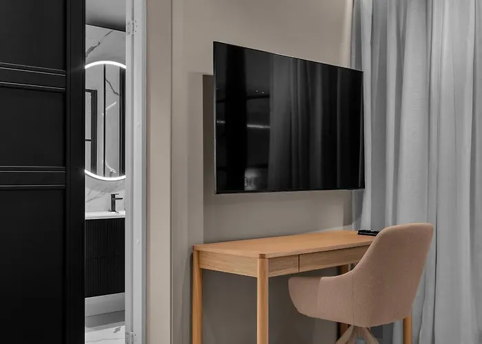 Northstay - The Grand L Luxurious L Location, Two Full Bathrooms *