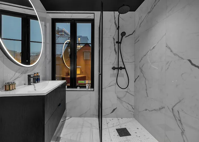 Northstay - The Grand L Luxurious L Location, Two Full Bathrooms Apartamento Tromsø