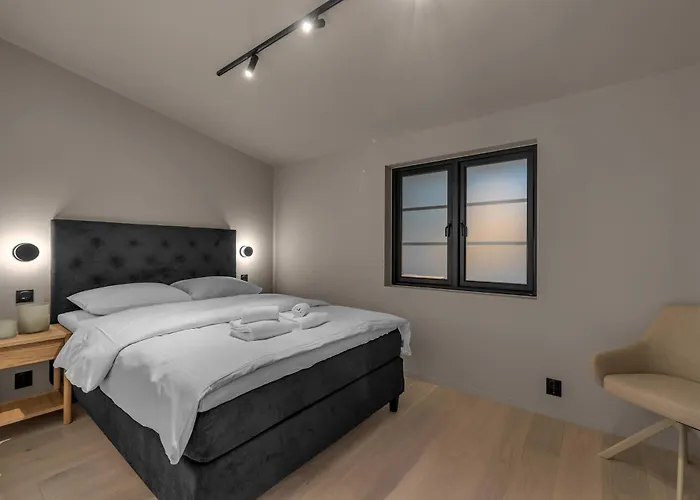 Northstay - The Grand L Luxurious L Location, Two Full Bathrooms